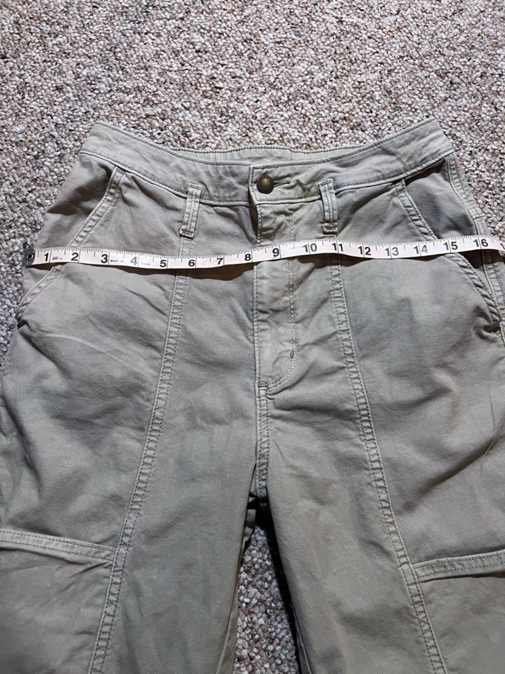 Universal Thread Utility Crop Cargo Pants in Olive Green - Picture 5 of 8